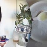 Das Mädchen zeigte, wie man Kratzer auf Tellern entfernt: ihr